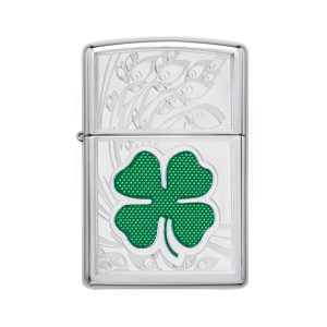 تصویر فندک Zippo مدل Clover Design با طرح شبدر چهاربرگ روی بدنه براق نقره‌ای