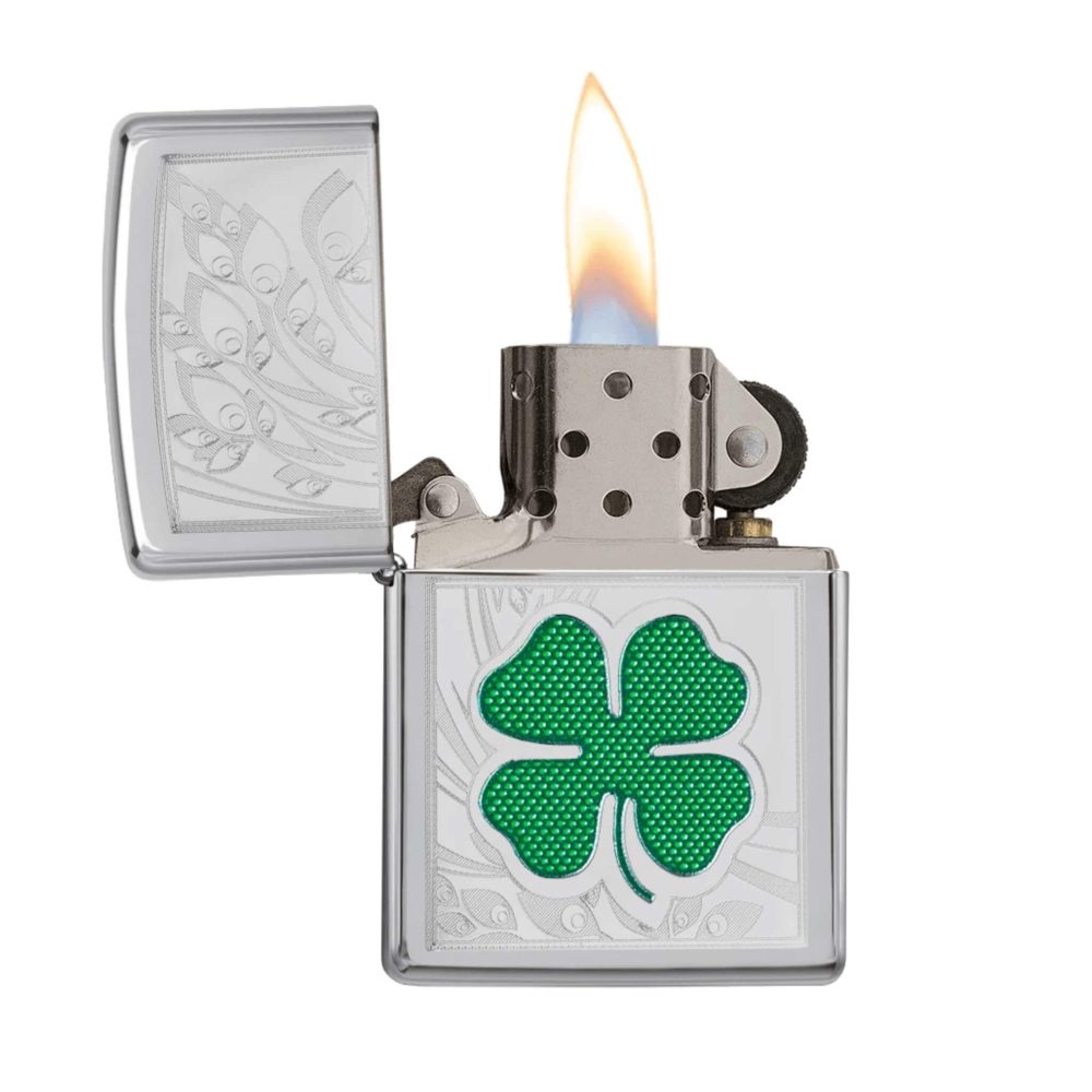 تصویر فندک Zippo مدل Clover Design با طرح شبدر چهاربرگ روی بدنه براق نقرهای