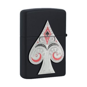 تصویر فندک Zippo مدل Ace of Spades Emblem با طرح برجسته آس پیک روی بدنه فلزی براق